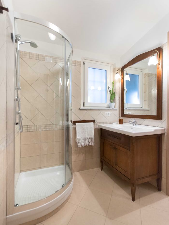 Bagno con doccia angolare