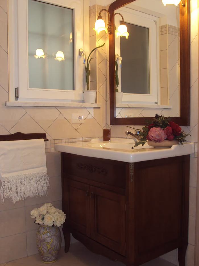 Bagno con mobile in legno d'epoca