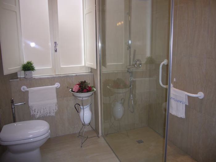 Bagno con ampia doccia