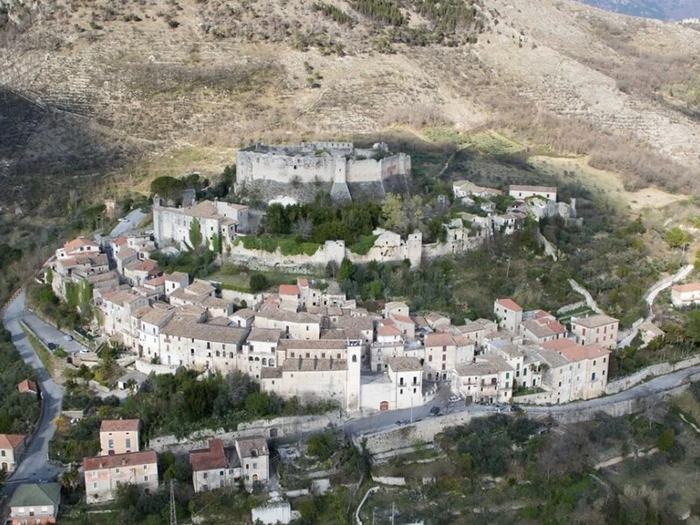 Veduta aerea del borgo di Vicalvi e del castello