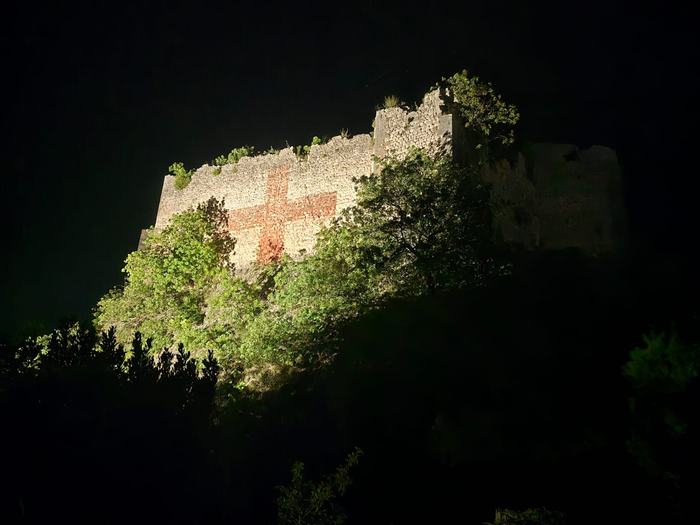 La rocca illuminata di notte