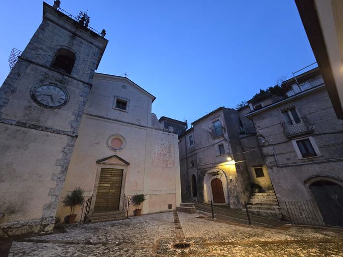 La chiesa del borgo al tramonto