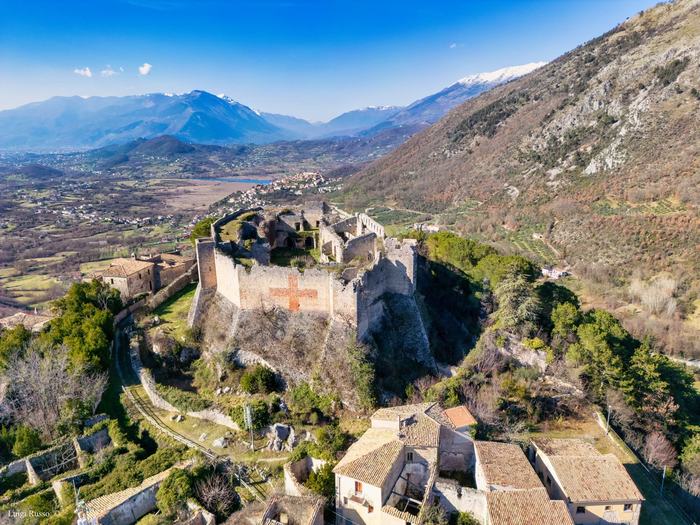 Veduta aerea della rocca di Vicalvi