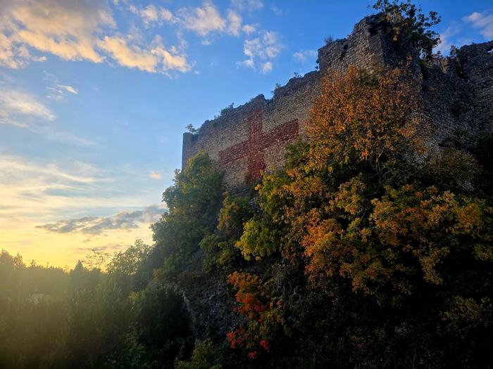 Le mura della rocca in autunno