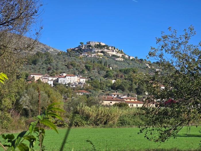 Il borgo di Vicalvi visto dalla valle