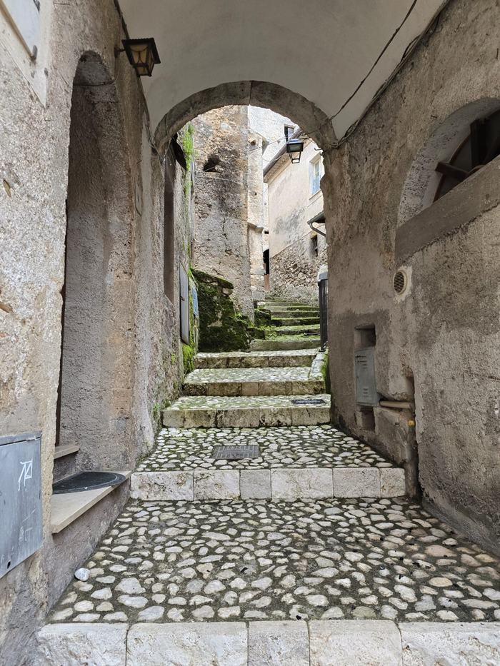 Scalinata del borgo tra le pietre