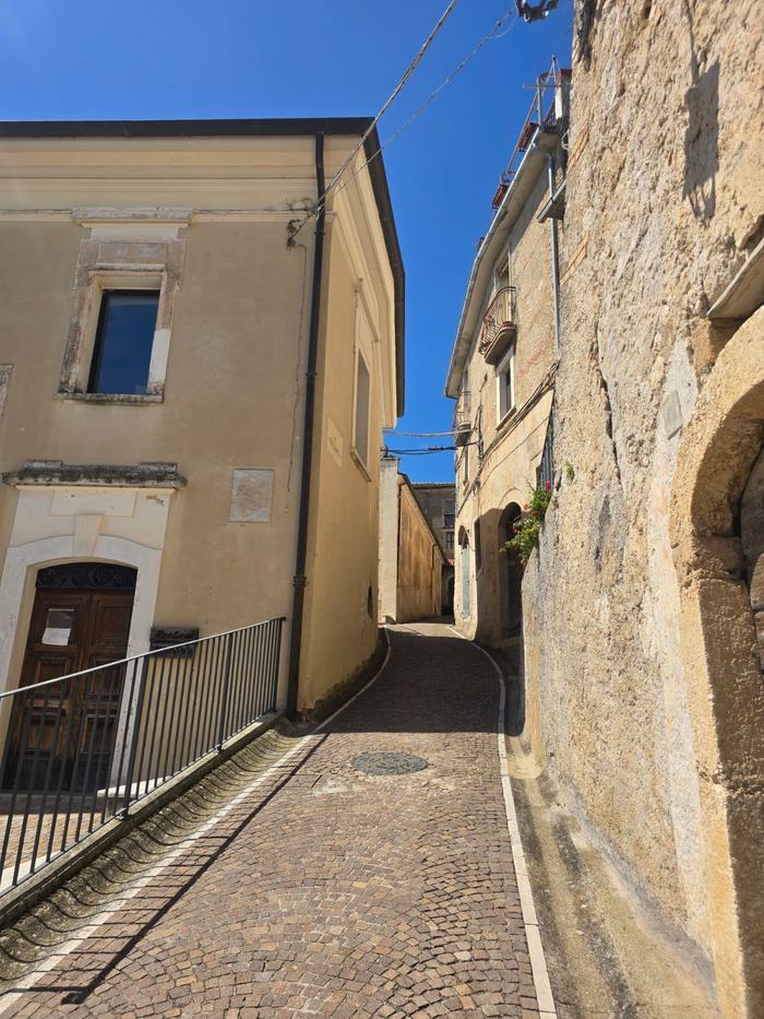 Vicolo in salita nel borgo