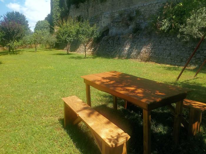 Tavolo all'aperto nel frutteto
