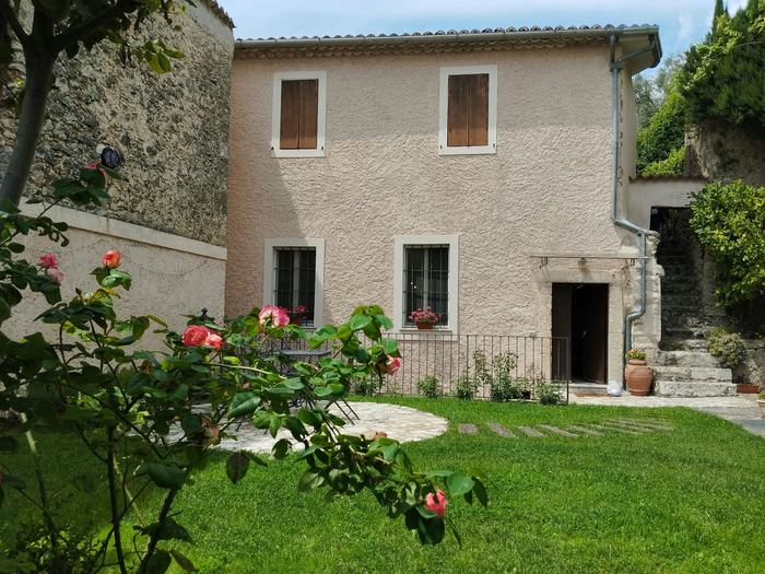 Rose davanti alla facciata della villa