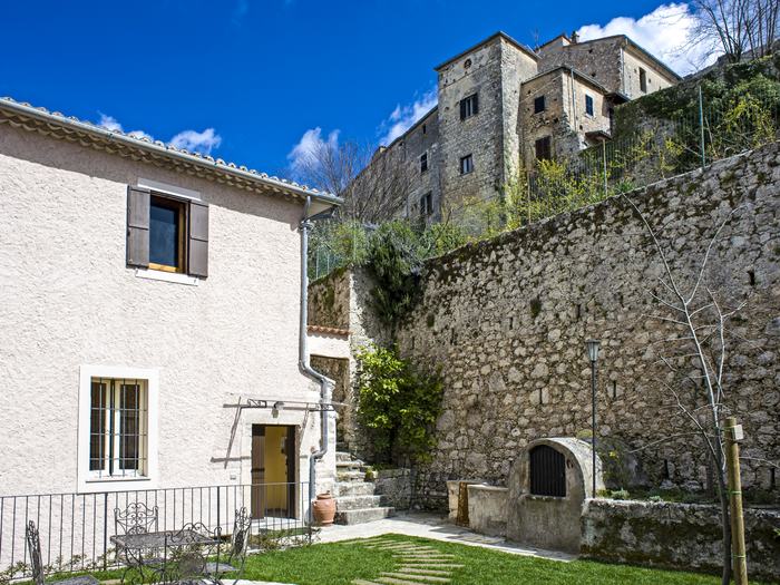 Il muro di cinta con vista sul borgo
