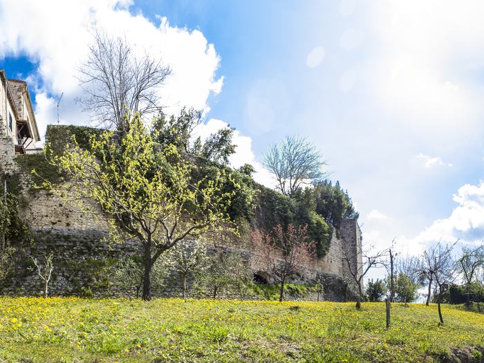Le mura del castello che abbracciano il frutteto