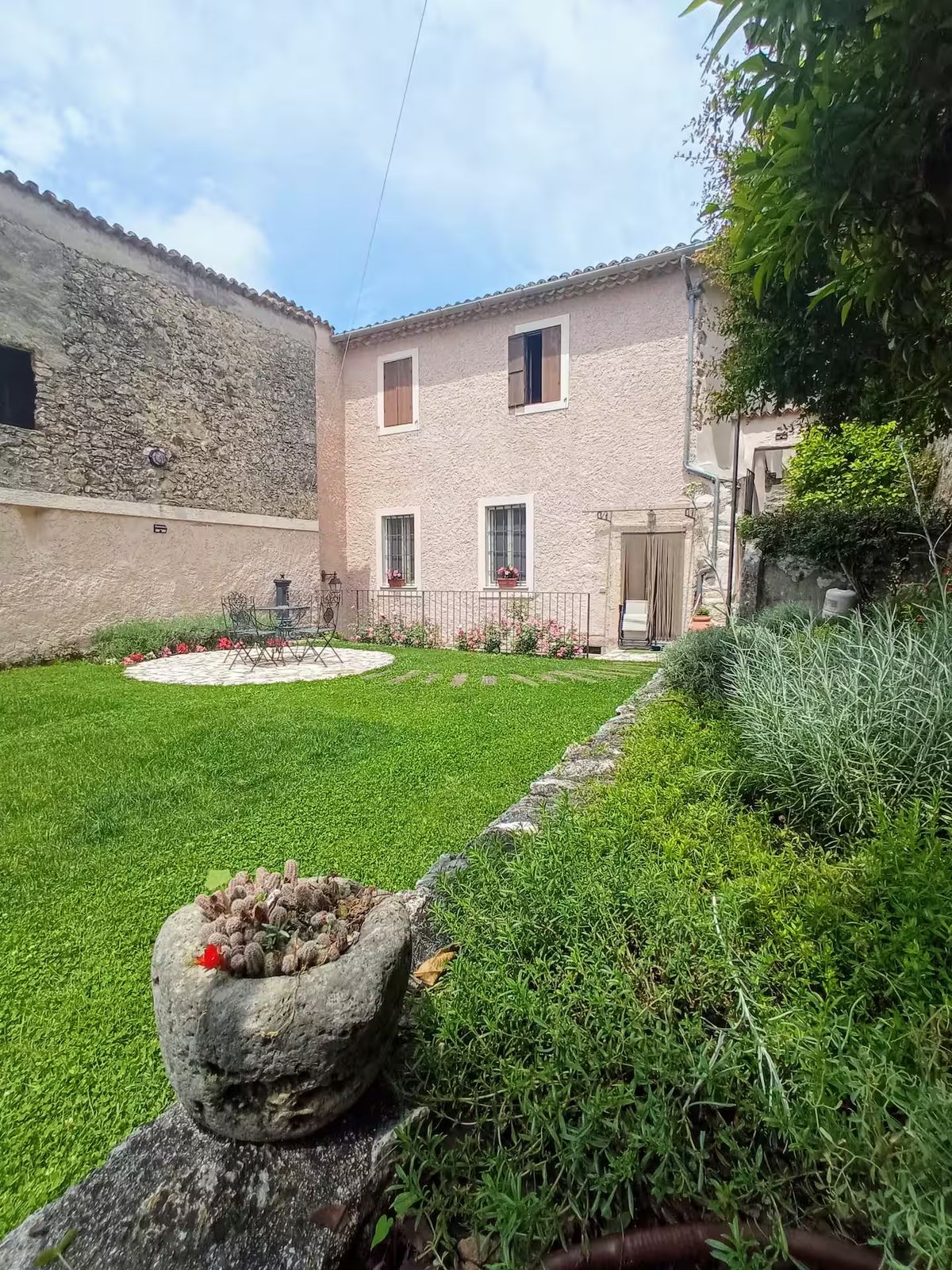 Facciata della villa vista dal giardino