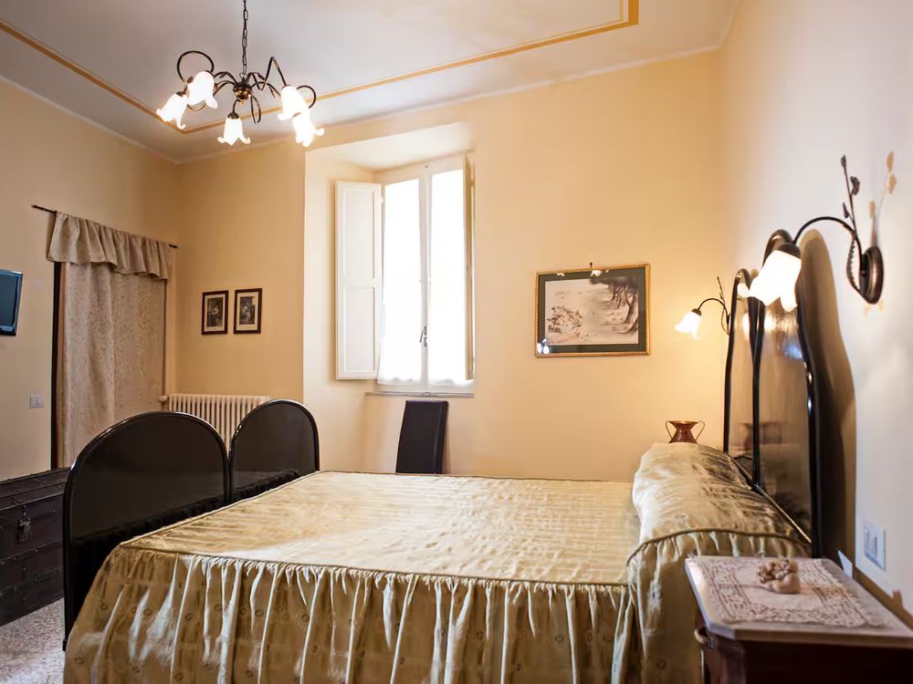 Una delle tre camere da letto della villa