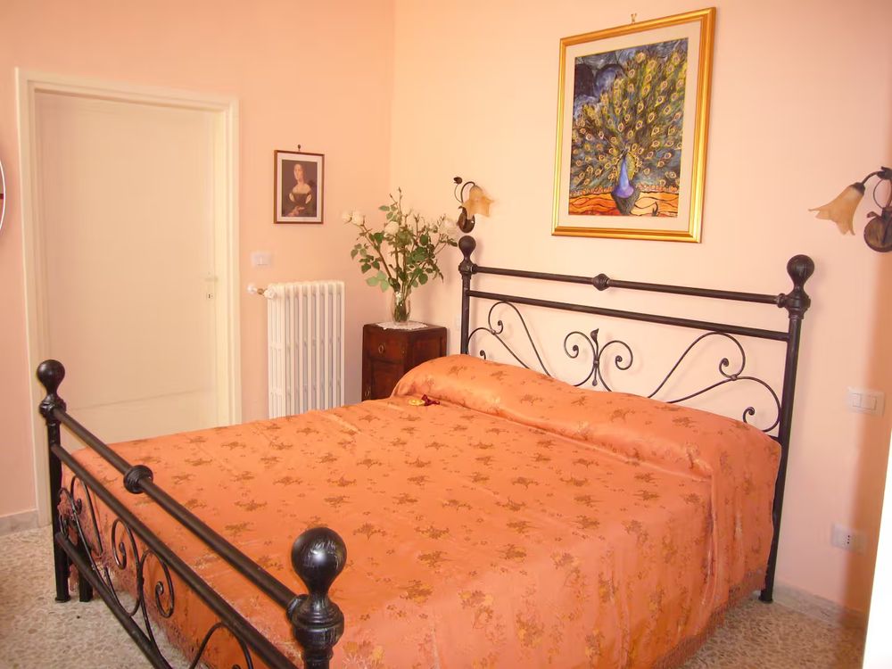 Una delle tre camere da letto della villa
