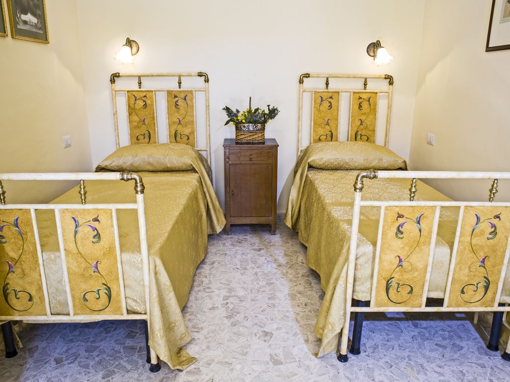 Una delle tre camere da letto della villa